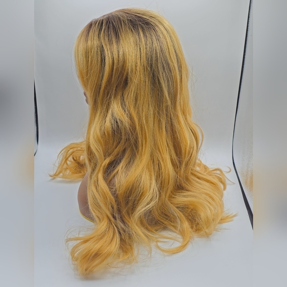 Uniwigs Tara Sandy Blonde Long Wavy Synthetic Lace Front Wig - Picture 4 of 9